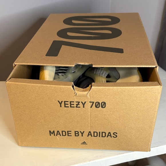 Yeezy 700 V3 Fade Salt Men’s 7.5 LIKE NEW! W/Box